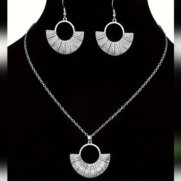 Moom Jewelry Jewelry - Retro Style Womens Silver Necklace and Earring Set. NWT
